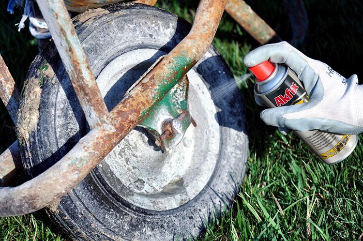 How to loosen jammed screws and nuts?